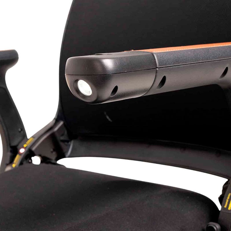 iON con reposabrazos y reposapies abatibles para mayor accesibilidad