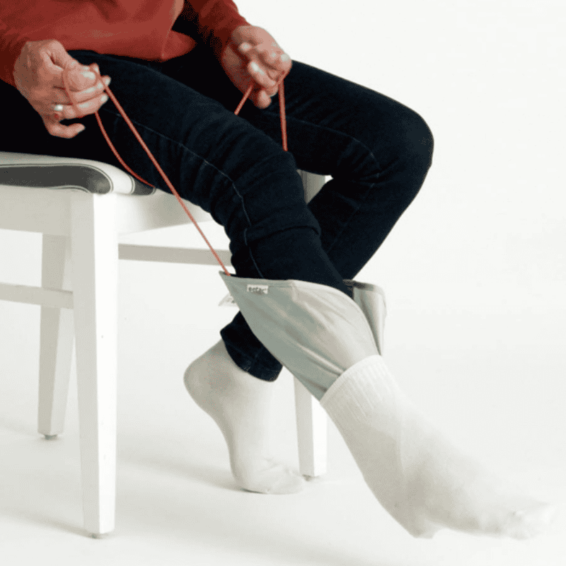 Pone calcetines y medias Etac ligero y pequeño para personas mayores