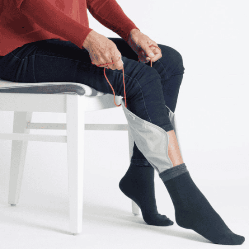 Pone calcetines y medias ETAC para personas con movilidad reducida