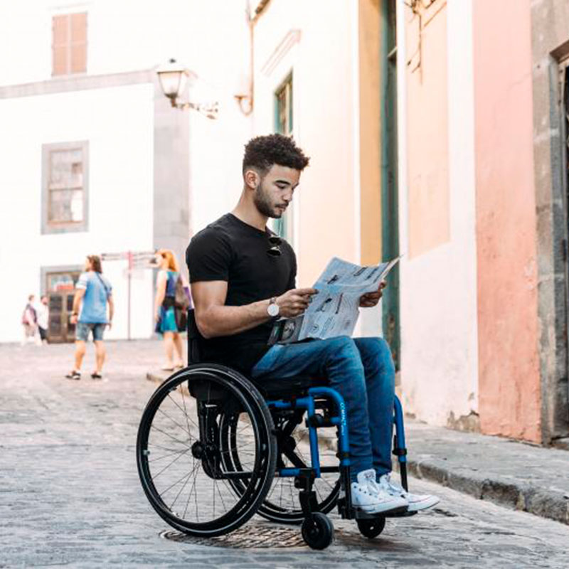 Silla de ruedas manual activa Küschall Compact Attract para personas con movilidad reducida