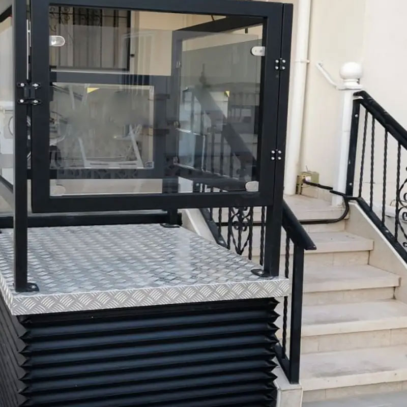 Elevador de corto recorrido color negro ND1 de exterior