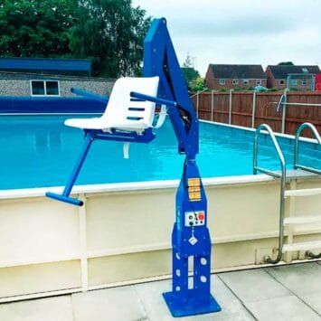 Elevadores fijos para piscina F100 y F100M con capacidad de 140 kg