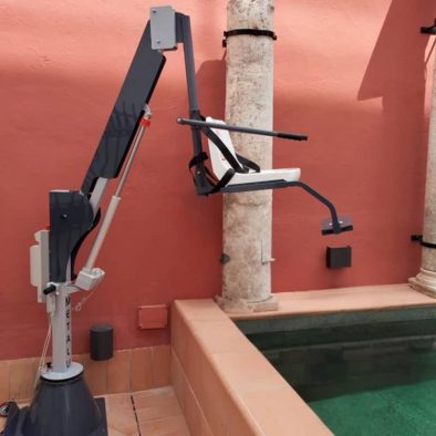Elevador METALU 3400 instalado en piscina elevada