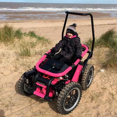 Silla de ruedas infantil eléctrica Overlander Mini en la playa